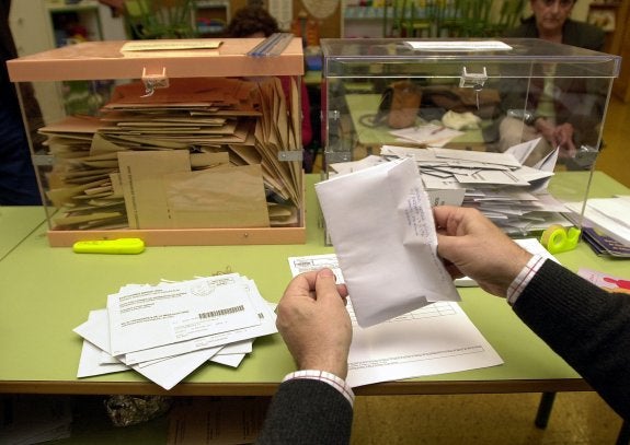 Recuento del voto por correo en una mesa electoral. :: efe