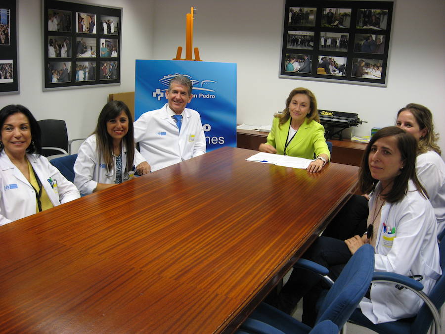 María Martín contacta con los especialistas de distintas áreas médicas para abordar de manera conjunta la ELA. 