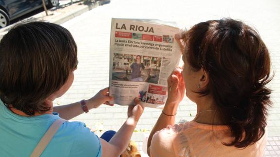 Dos vecinas de Tudelilla leen la noticia en Diario LA RIOJA