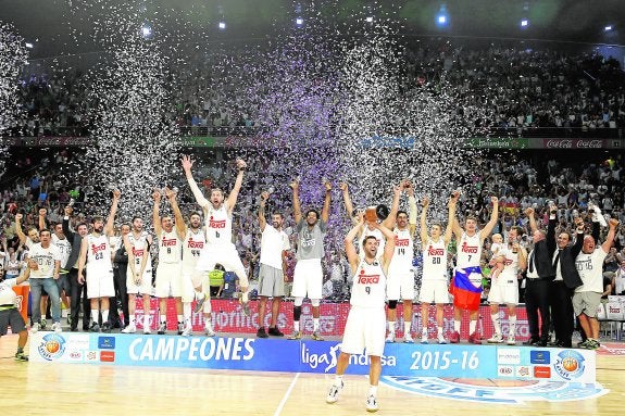 Los jugadores del Real Madrid, con Felipe Reyes al frente, festejan un nuevo título de la Liga ACB. :: efe
