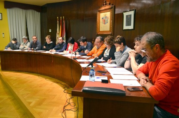Imagen del pleno celebrado el pasado diciembre en el que IU rompió el pacto de Gobierno con el PSOE en Fuenmayor. :: j. c. pulgar