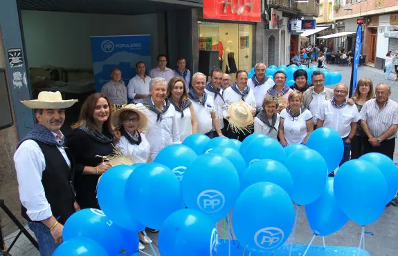 Los candidatos del PP se desplazaron a Arnedo para cerrar la campaña con el grupo municipal de la localidad. :: fernando díaz