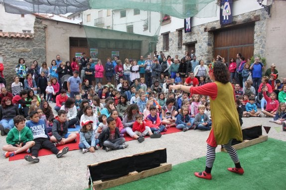 Los niños llenaron la plaza para disfrutar de Disparatario. :: E.P.