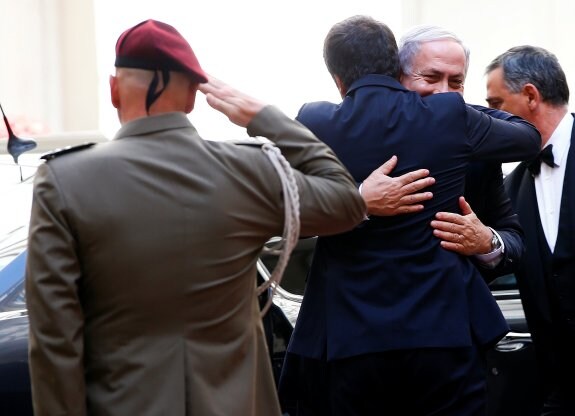 Netanyahu es recibido por Matteo Renzi, en su visita oficial a Roma. :: Tony Gentile / reuters