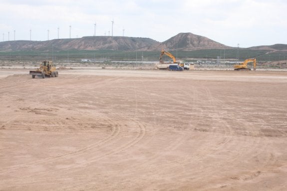 Las máquinas han preparado la parcela para las dos naves. :: e.p.