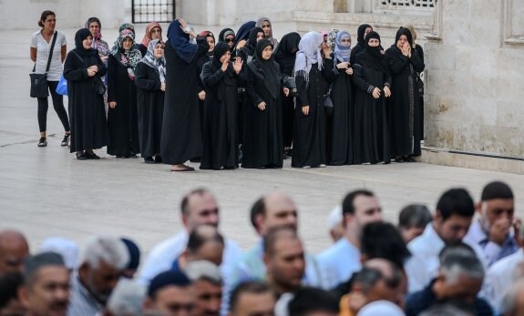 Un grupo de mujeres llora en el funeral de tres de las víctimas del atentado de Estambul. :: ozan kose / afp