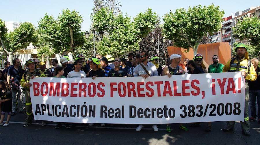 Operarios contraincendios manifestándose frente al Palacete