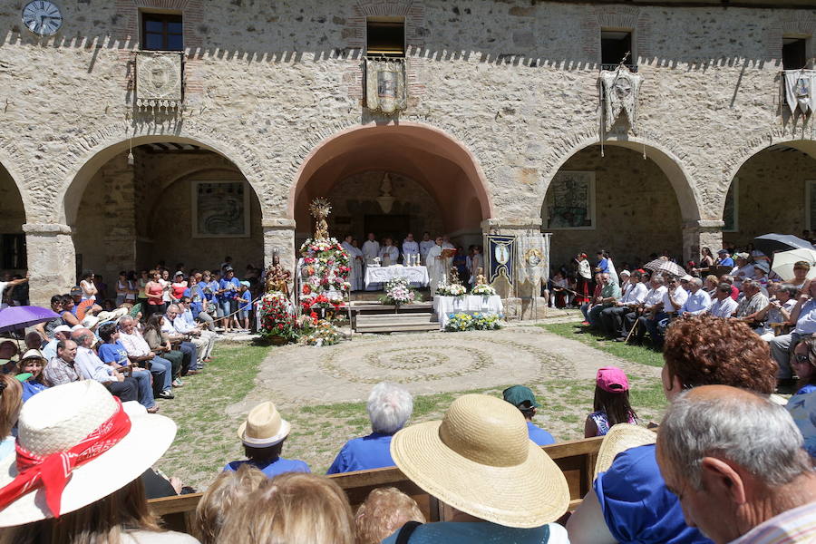Celebración religiosa en el exterior de la ermita de Lomos de Orios. 