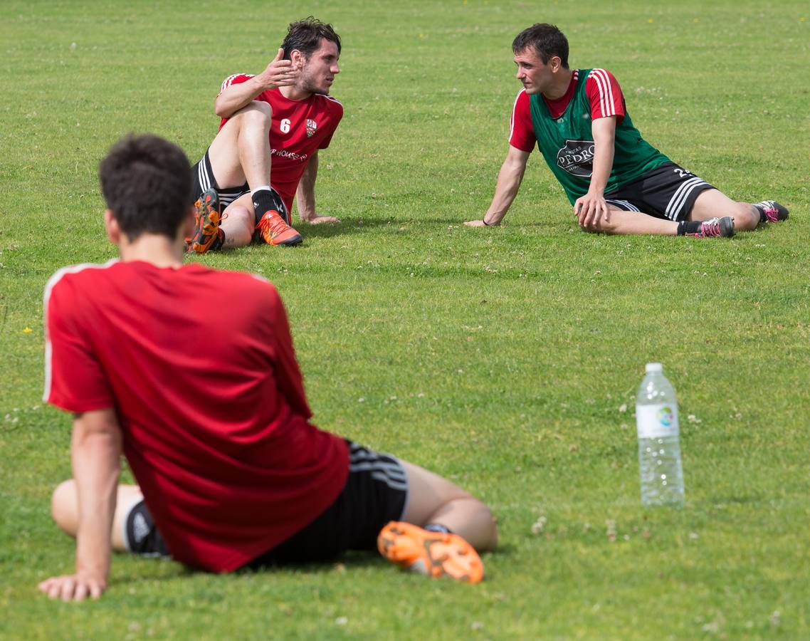 Varios jugadores de la UDL realizan ejercicios sobre el césped. 