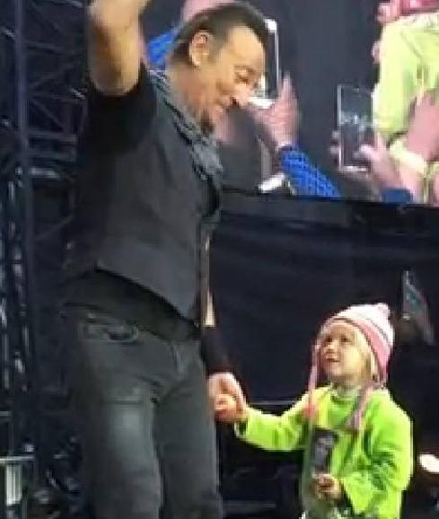 Bruce Springsteen baila con una niña de 4 años