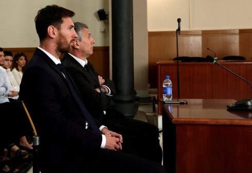 Messi y su padre, ayer en el juzgado. :: reuters