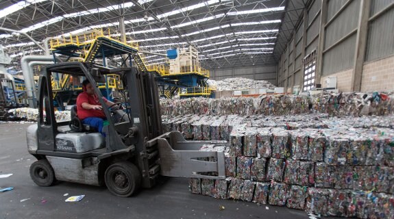 Operario trabajando en el tratamiento de las latas recicladas con un toro mecánico en el Ecoparque de Logroño. :: DIAZ URIEL
