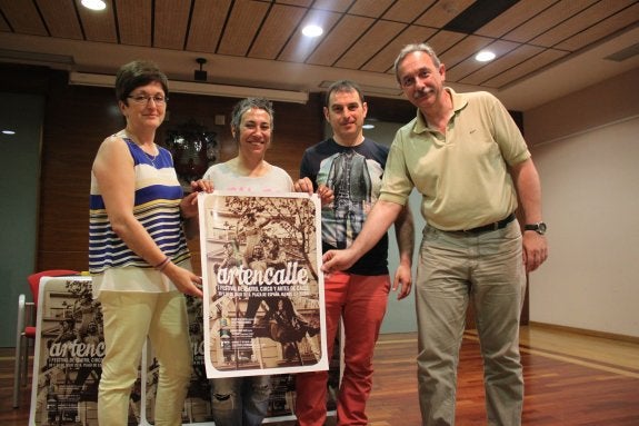 La alcaldesa de Alfaro, Yolanda Preciado; Eloísa Casas y Manolo Moreno, de Quatre Cats; y el concejal Jesús Pérez Ligero, en la presentación. :: E.p.