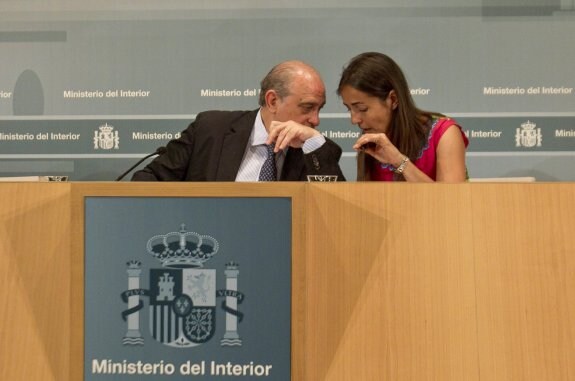 El ministro Jorge Fernández charla con María Seguí en una rueda de prensa en 2012. :: isabel b. permuy