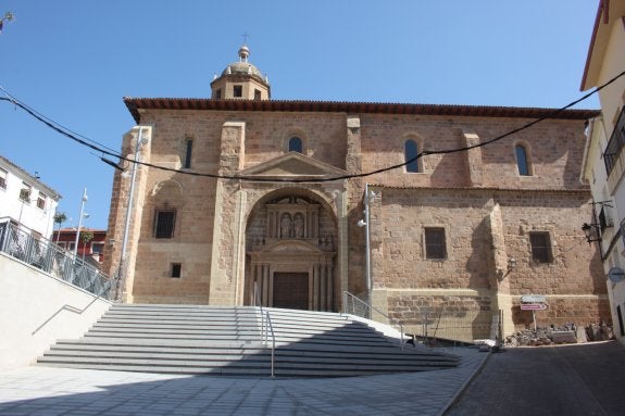 La iglesia parroquial, que ha vivido la reforma de su atrio para ser escalinata, acogerá una muestra sobre los patronos :: e. p.