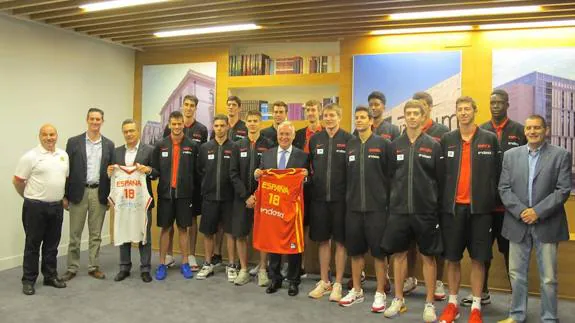 Ceniceros junto a la Selección Nacional U18 de baloncesto