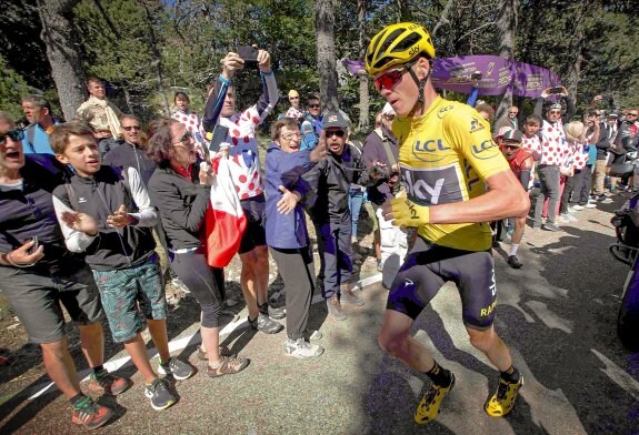 Chris Froome corre tras dejar su bicicleta estropeada. :: Jean-Paul Pelissier / reuters