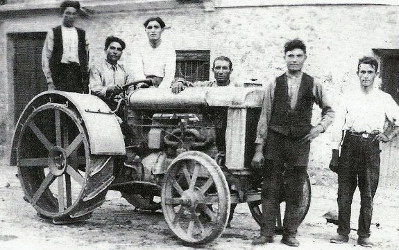 Leandro (3º por la derecha) en Rincón de Olivedo con su tractor, varios hijos y empleados