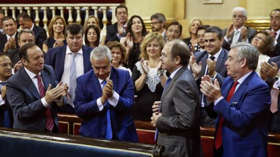 Sanz (i) aplaude a Pío García Escudero, reelegido presidente del Senado