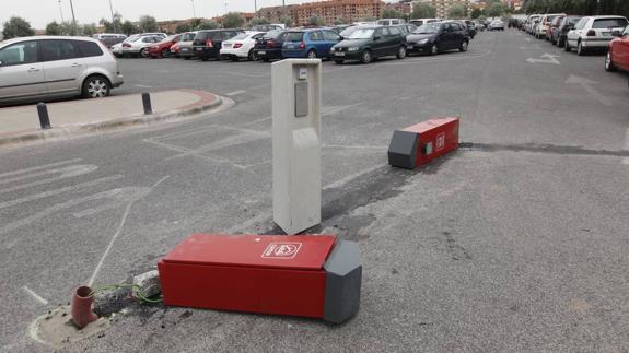 Los postes derribados que podían verse en la mañana de este martes.