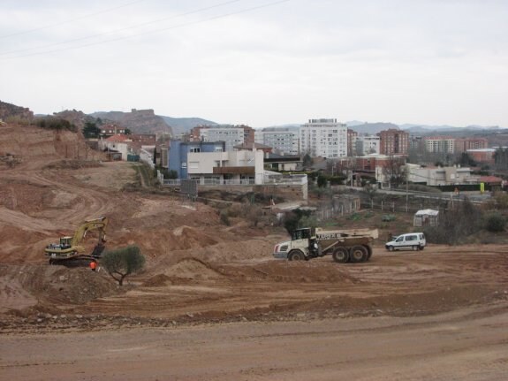 Obras en enero del 2011 en uno de los proyectos que Infaestructuras de Arnedo (INAR) puso en marcha pero que no fraguaron, la urbanización El Sol con unifamiliares. :: E.P.