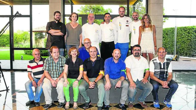  Finalistas y miembros del jurado con la alcaldesa, Cuca Gamarra.