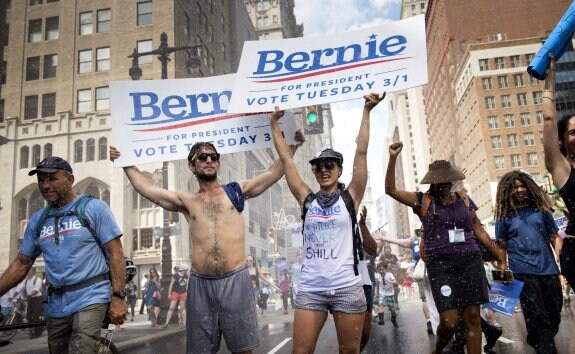 Simpatizantes de Bernie Sanders muestran su apoyo al senador de Vermont en Filadelfia. :: TRACIE VANAUKEN / efe