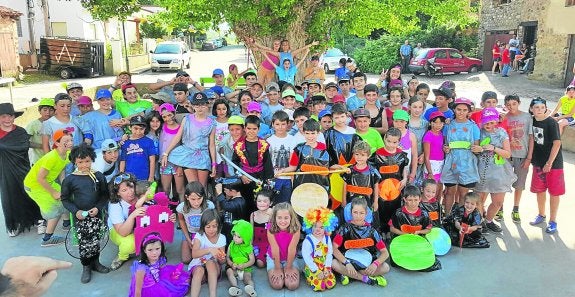 Los chavales del campamento procedente de Trintxerpe y de Montemediano lo pasaron en grande durante los disfraces en las fiestas de la aldea riojana. :: i. sáenz