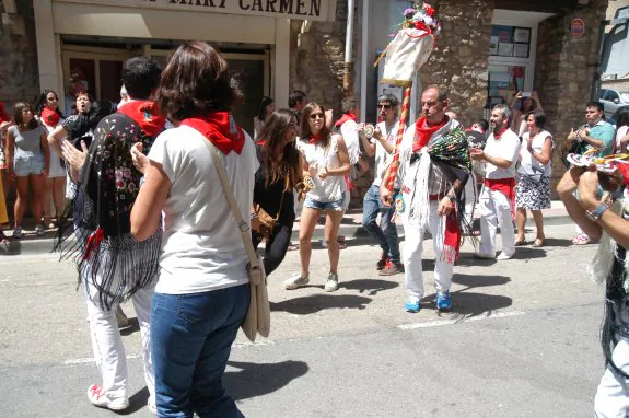 Varias chicas se incorporaron a la danza de la Gaita en el tramo final que discurre en la carretera en el último día de las fiestas. 