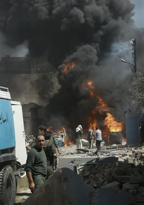 Devastación provocada por el camión bomba en la ciudad kurdosiria de Qameshli. :: delil suleimán / afp