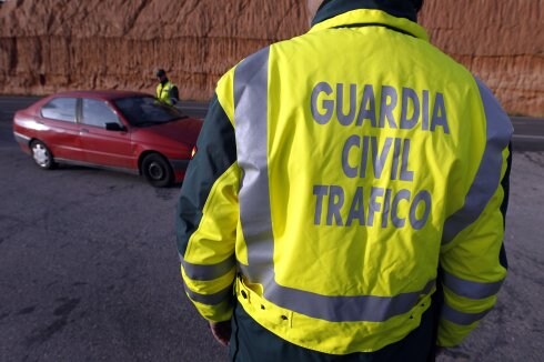 Control de la Guardia Civil en una carretera riojana. :: j. rodríguez