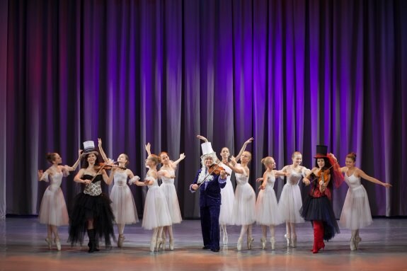 El grupo de ballet 'Prima-Art' junto a los violines de 'Vy-Style'. :: L.R.