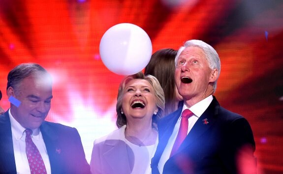 La aspirante demócrata Hillary Clinton junto a su marido Bill y a su candidato a la vicepresidencia Tim Kaine. :: SAUL LOEB / afp