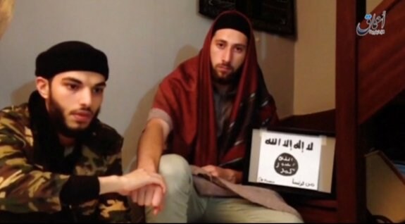  Fotograma de un vídeo con Abdel-Malik Nabil Petitjean y Adel Kermiche en la iglesia que atacaron. :: r. c.