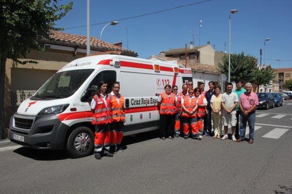 Los tres alcaldes y los voluntarios, ayer con la ambulancia. :: e.p.