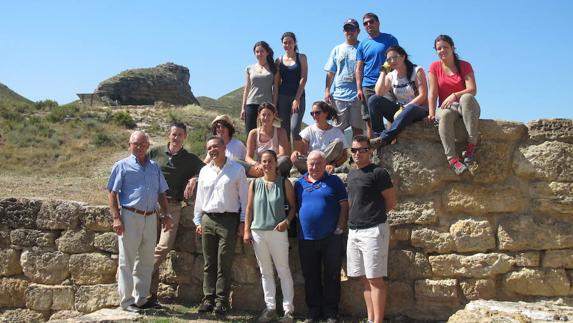 Consejero, profesores y alumnos que participan en las excavaciones de Contrebia Leucade. 