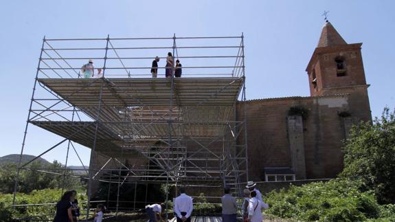 Andamiaje de 'Cubo', de Javier Peña (en lo alto de la estructura), instalado junto a la iglesia de Santa Lucía. 
