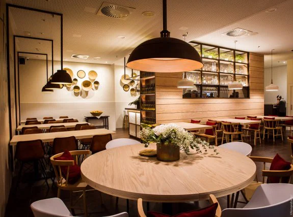 El interior de 'Al Toque', el nuevo restaurante que abrió el lunes en Logroño impulsado por Óscar Pinillos, Miguel Nalda y José Antonio Pinillos, del 'Porto Vecchio'. :: f. díaz

