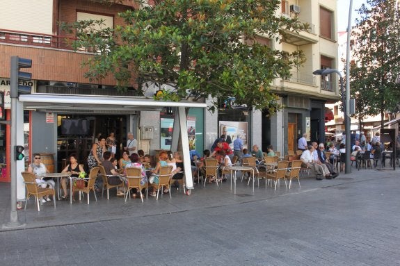 Terrazas en la céntrica Puerta Munillo y en su vecina calle Libertad, las más populares durante las fechas veraniegas en Arnedo. :: E.P.