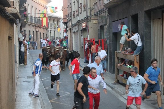 Imagen de uno de los encierros de toros en las fiestas del 2015. :: e.p.