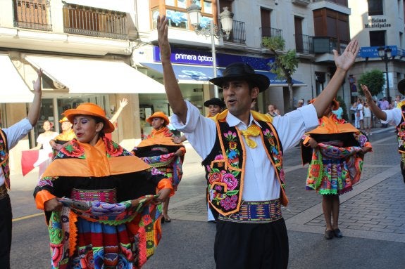 El grupo 'Perú ritmos y costumbres' con su intenso colorido. :: m.f.