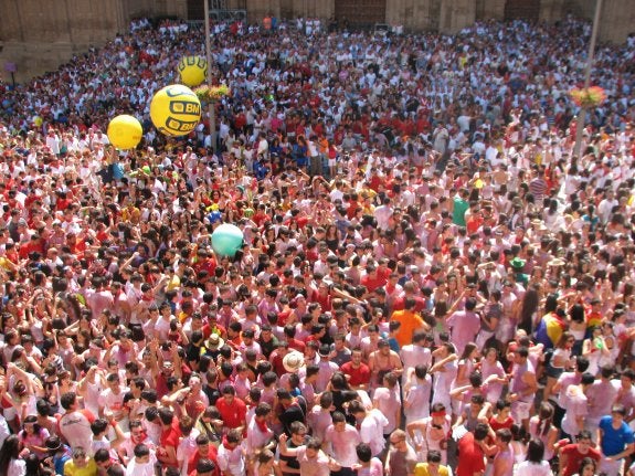 Miles de alfareños de todas las edades compartieron en el soleado mediodía de ayer el inicio de las fiestas patronales con el lanzamiento del chupinazo en la plaza. :: E.P.