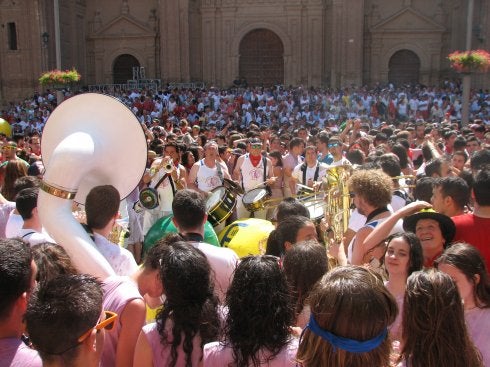 Las cuadrillas se lanzaron a bailar con las charangas.