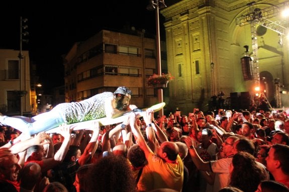 Ivanh, cantante de Huecco, surfeando sobre el público alfareño. :: e.p.
