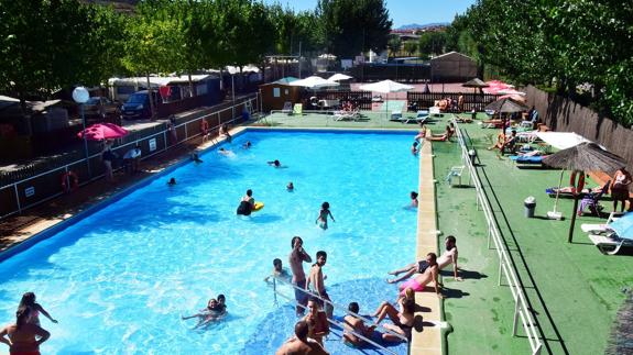 Piscina del camping de Navarrete, uno de los más frecuentados en La Rioja. 