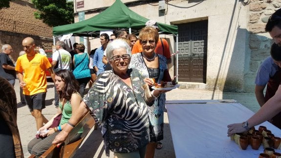 Una señora muestra el pincho que acaba de recoger. :: p.j.p.