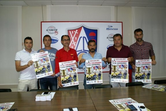 Del Puente, Arévalo, Lorente, Guerreros, Pouso y Miguel, con los carteles que anuncian el partido de Copa. :: f.d.