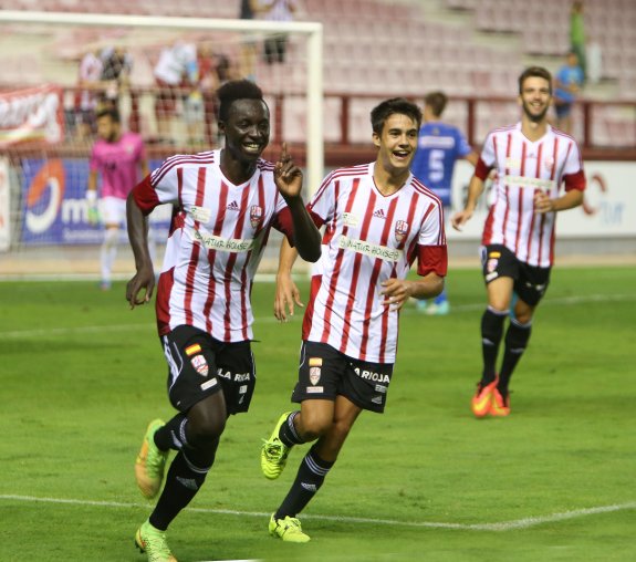 Sergio Reguilón (d) celebra un gol de la UD Logroñés junto a Birane Ba. :: juan marín