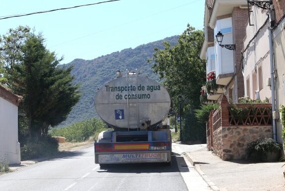 El camión cisterna abandona el núcleo de población de La Unión para tomar el camino hacia el depósito. 