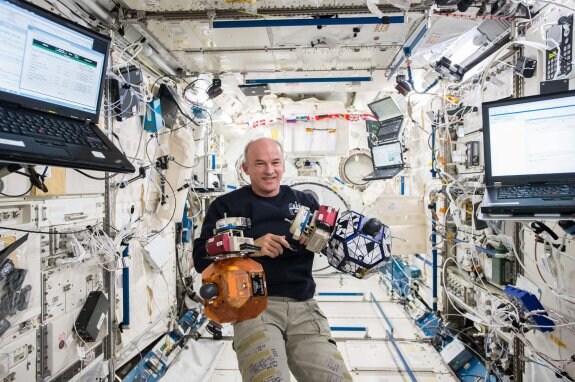 El astronauta estadounidense Jeff Williams, el pasado miércoles en el módulo de mando de la Estación Espacial Internacional. :: AFP